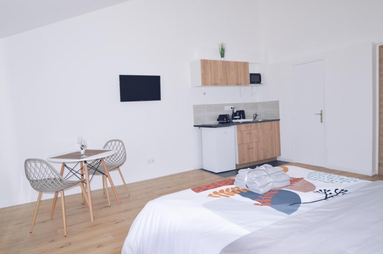 Studios Lsquare-Residence Châtellerault Exterior foto